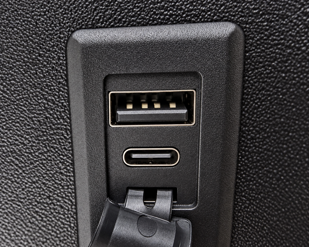 Porte USB e USB-C del trolley da cabina THESÈ per ricaricare i dispositivi